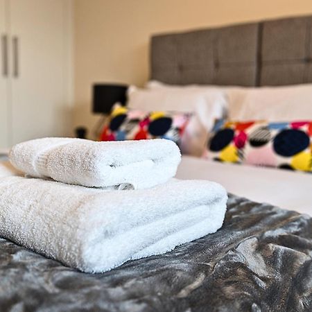 Heathrow Rare Find 2 Bedroom Plus 2 Bathroom Flat - Sleeps 6- Free Parking- Close To Heathrow Terminals-Quiet Development Stanwell Exterior foto