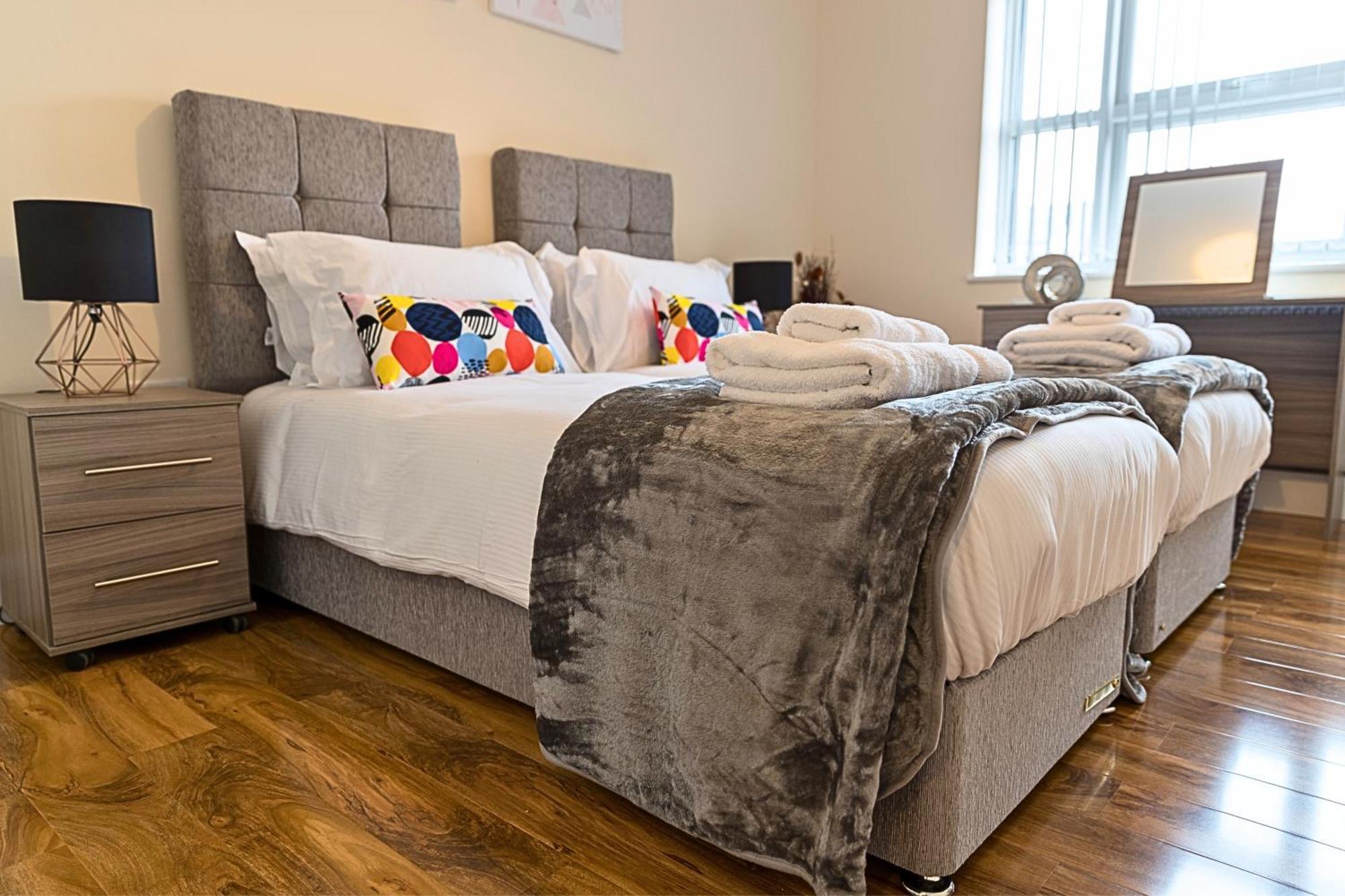 Heathrow Rare Find 2 Bedroom Plus 2 Bathroom Flat - Sleeps 6- Free Parking- Close To Heathrow Terminals-Quiet Development Stanwell Exterior foto