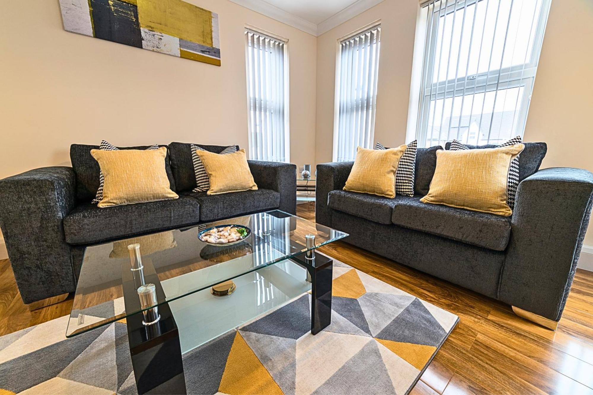 Heathrow Rare Find 2 Bedroom Plus 2 Bathroom Flat - Sleeps 6- Free Parking- Close To Heathrow Terminals-Quiet Development Stanwell Exterior foto