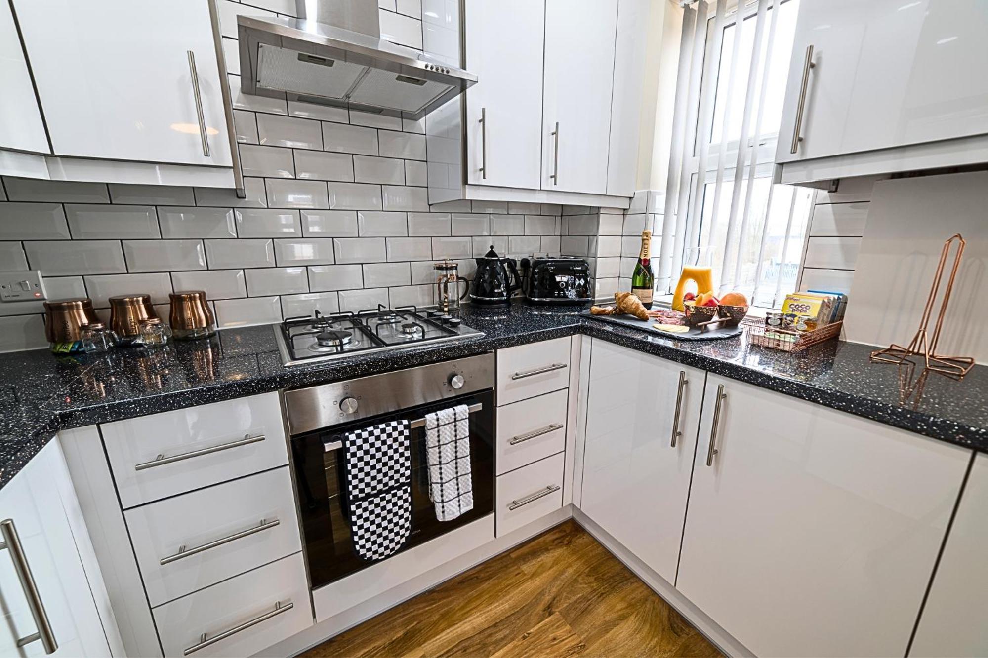 Heathrow Rare Find 2 Bedroom Plus 2 Bathroom Flat - Sleeps 6- Free Parking- Close To Heathrow Terminals-Quiet Development Stanwell Exterior foto