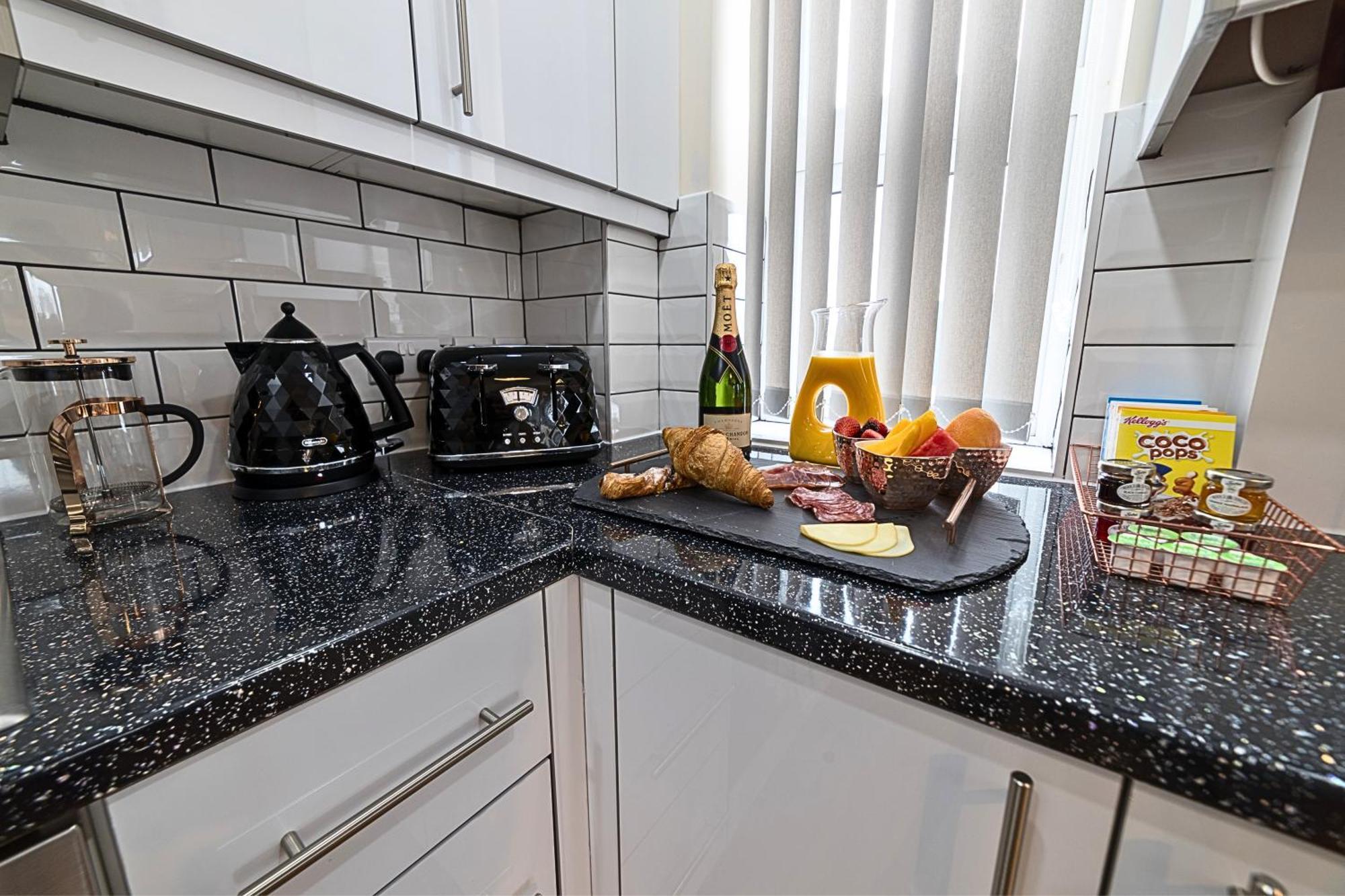 Heathrow Rare Find 2 Bedroom Plus 2 Bathroom Flat - Sleeps 6- Free Parking- Close To Heathrow Terminals-Quiet Development Stanwell Exterior foto